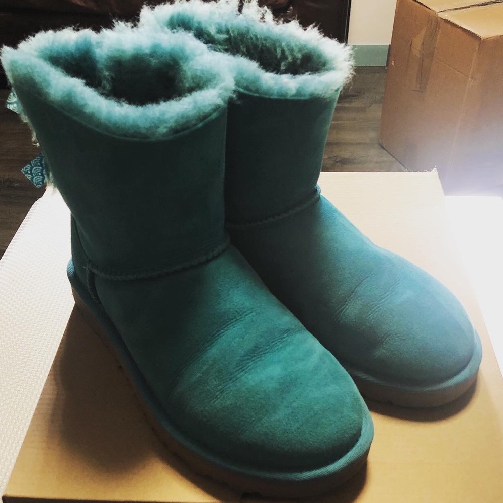 NIB Teal Uggs size 5 w/ ribbon bow